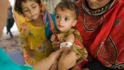 Undernäring - ett barns överarm mäts på en vårdcentral i Pakistan som stöds av Rädda Barnen.