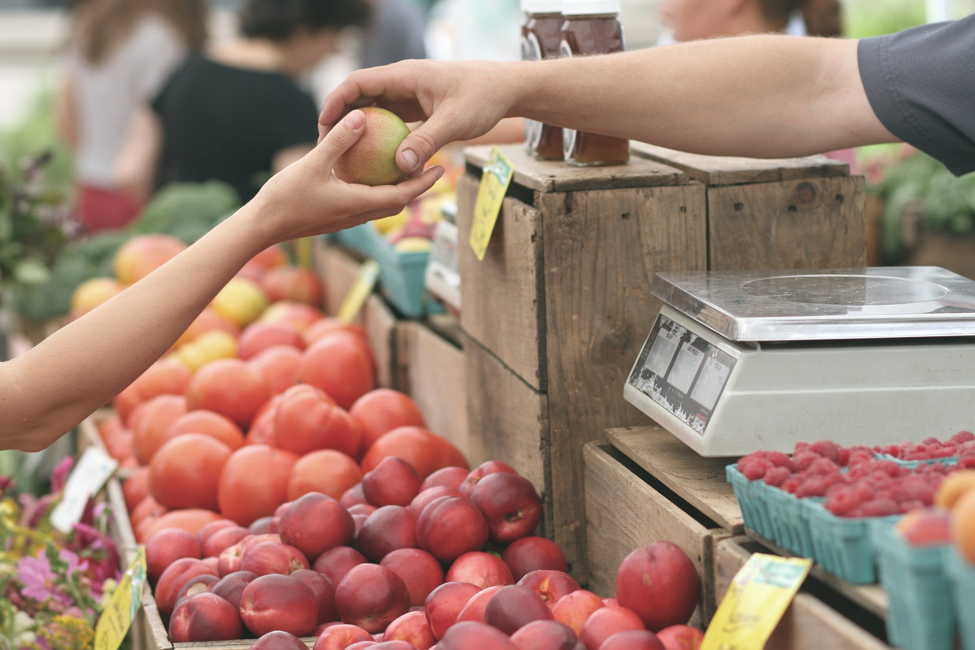 Någon som köper ett äpple