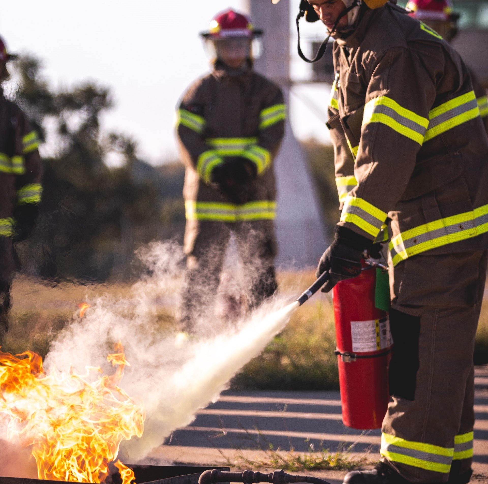 Brandmän som släcker en eld